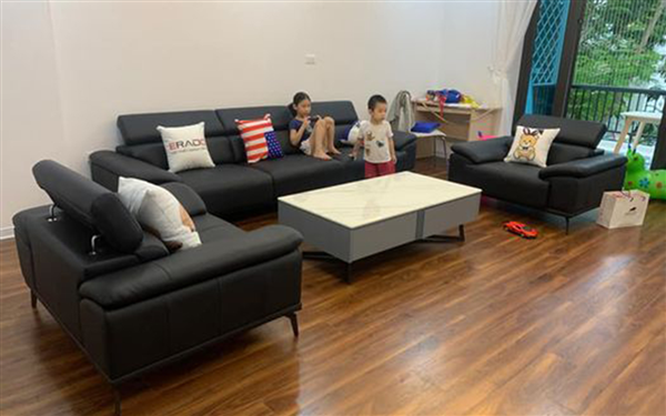 Gia đình anh Dương ở khu đô thị Vân Canh, Hoài Đức quây quần bên bộ sofa bọc da Erado