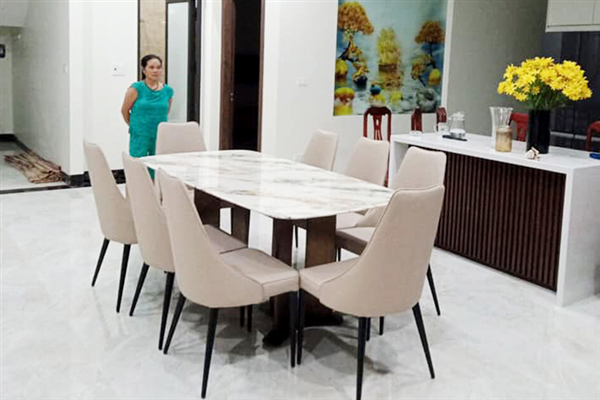 Bàn ăn 8 ghế mặt đá vô cùng phù hợp với không gian bếp gia đình anh Tuấn