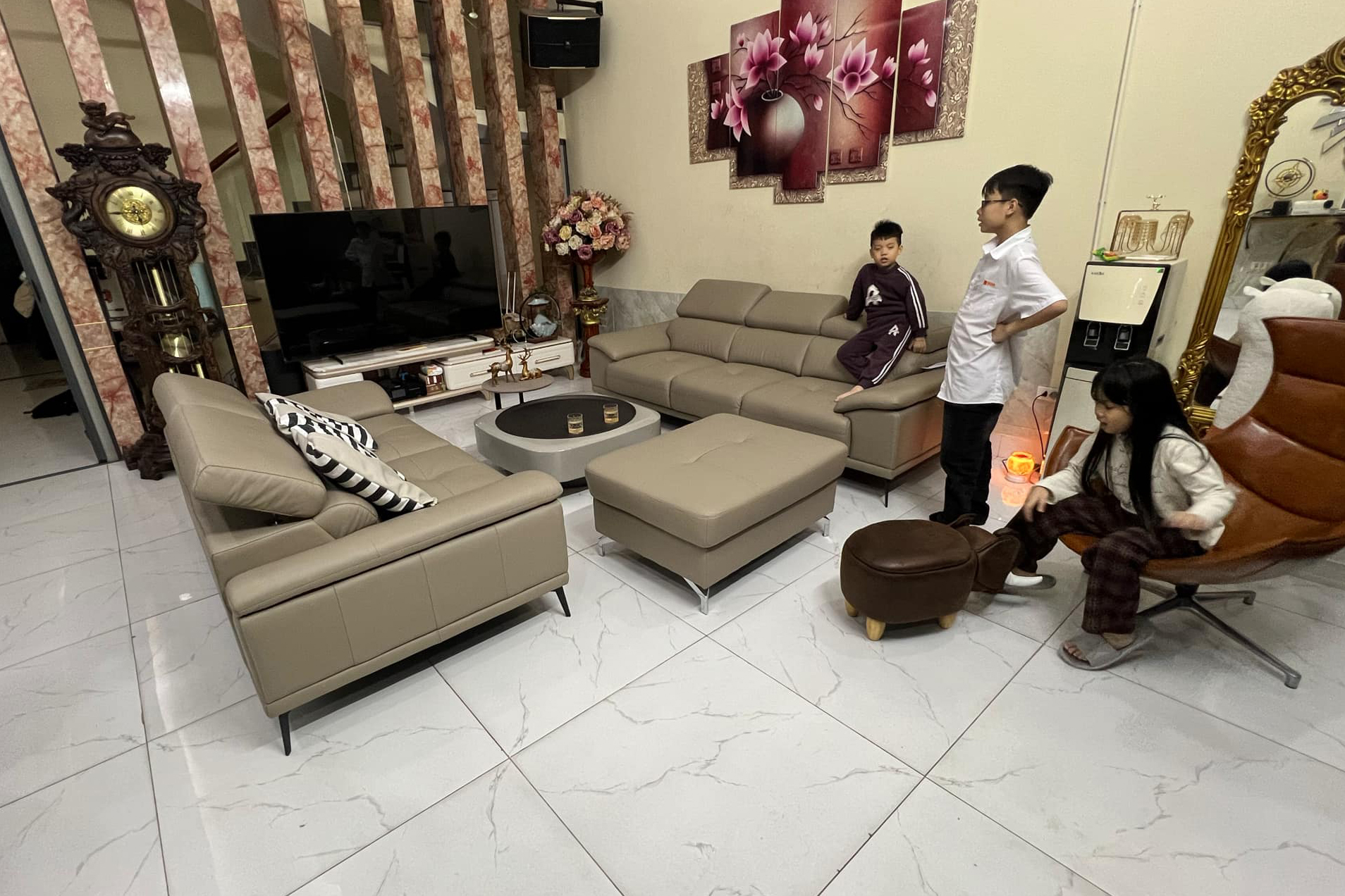 ERADO BÀN GIAO THÀNH CÔNG COMBO SOFA - BÀN TRÀ - GHẾ THƯ GI CHO GIA ĐÌNH ANH LONG