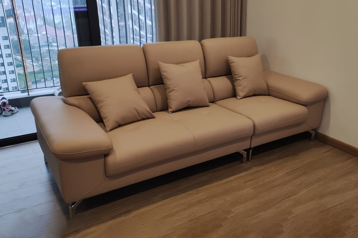 Chị Nguyên Vinhomes Smart City sofa da hạng sang