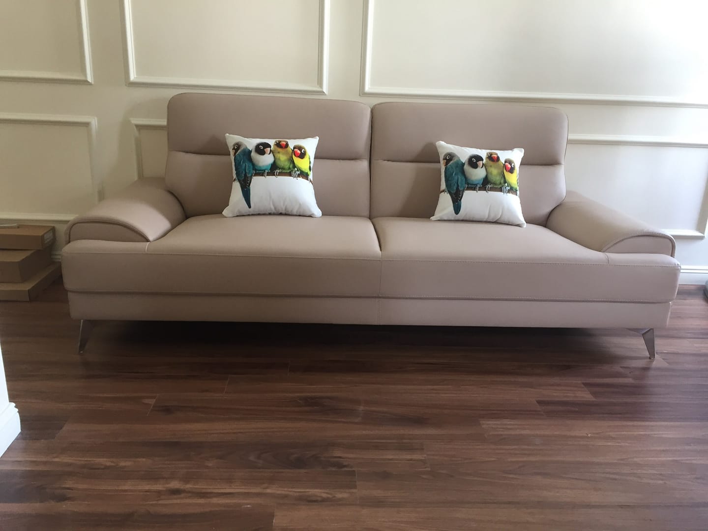 Hãy thư giãn trên một chiếc sofa văng ERADO với thiết kế hiện đại, sang trọng và thoải mái nhất. Hãy xem ảnh để tưởng tượng một không gian sống Thượng Hạng.
