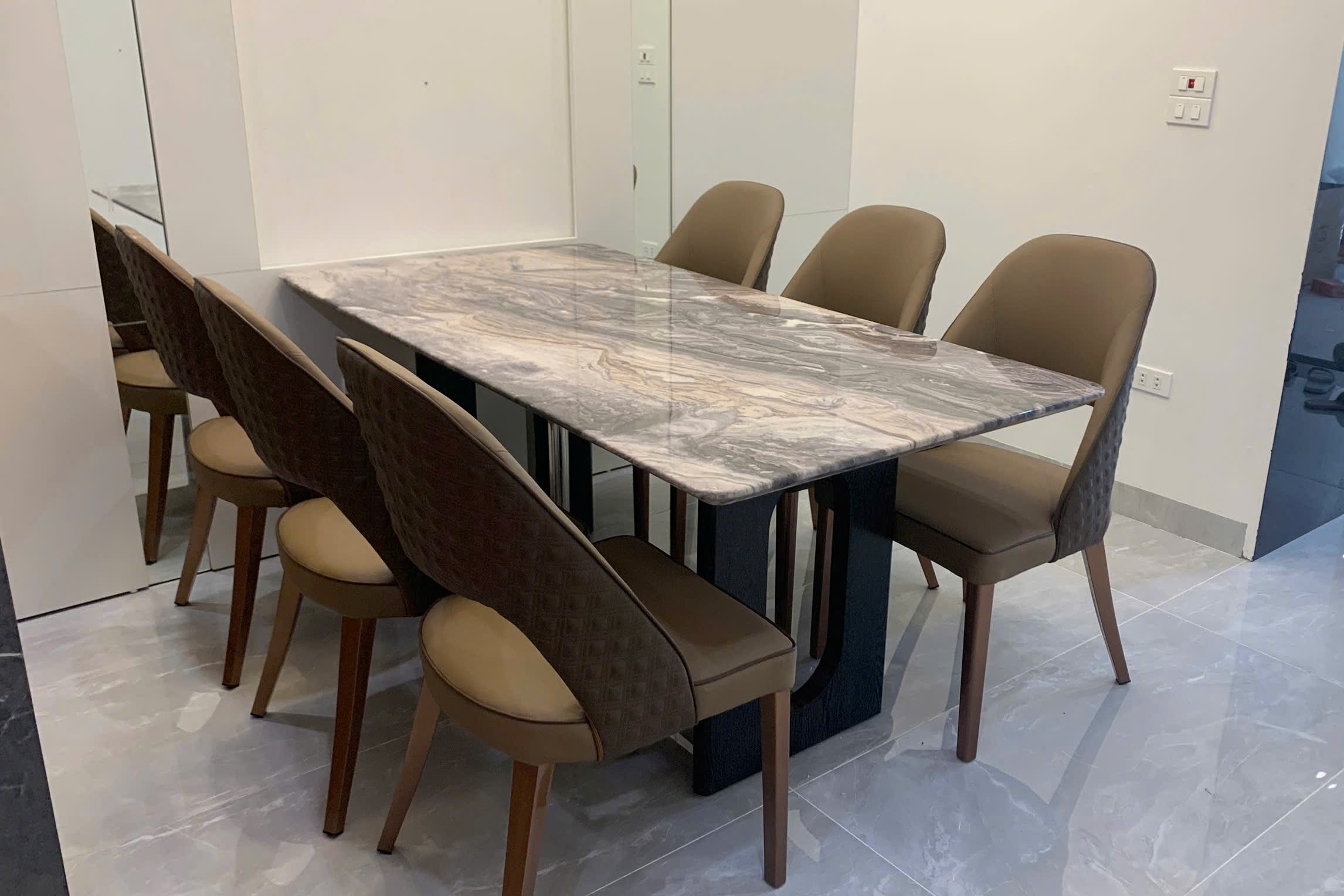 ERADO BÀN GIAO THÀNH CÔNG BỘ BÀN ĂN 6 GHẾ NHẬP KHẨU CHO GIA ĐÌNH ANH ĐIỀM Ở HOÀNG MAI