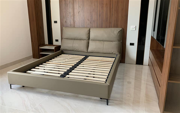Giường ngủ bọc da Erado mang đến sự tươi mới trong phòng ngủ nhà anh Cường ở Hải Phòng