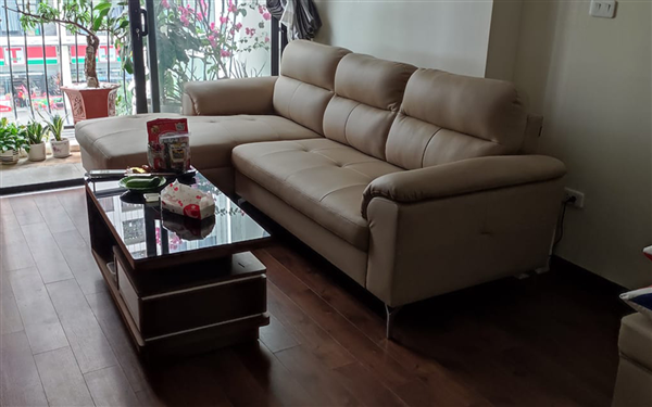 Anh Hiệp ở An Bình City hoàn thiện phòng khách với bộ ghế sofa góc chữ L bọc da cao cấp Erado