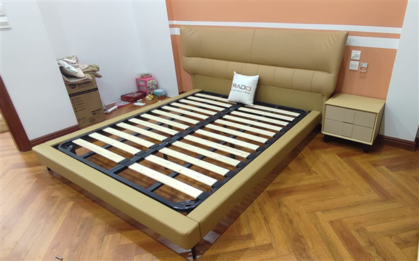 Anh Linh ở Hải Dương quyết định lựa chọn mẫu giường ngủ bọc da kèm tủ đầu giường màu kem Erado