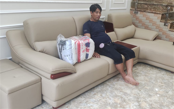 Sofa góc bọc da Erado với thiết kế độc đáo tại phòng khách nhà anh Thương ở Hải Phòng