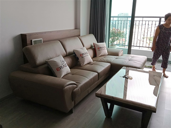 Trang hoàng phòng khách hiện đại cho gia đình anh Chinh ở Ngọc Lâm với sofa da thật ERADO