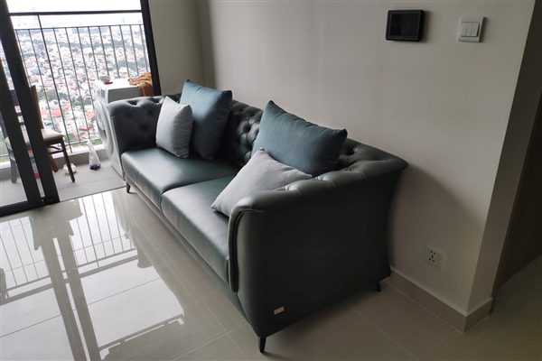 Anh Hiếu ở Tây Mỗ đã chọn mẫu sofa da tân cổ điển ERADO để hoàn thiện phòng khách ngôi nhà mới