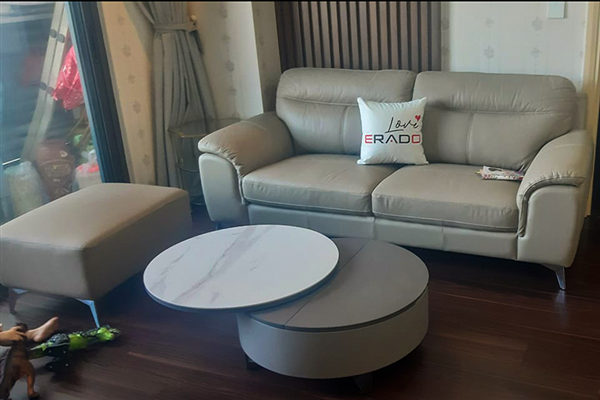 Bộ đôi Sofa da thật và bàn trà của Erado tô điểm cho không gian phòng khách nhà anh Hùng