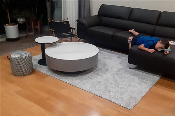 Anh Quang ở Nguyễn Xiển đã lựa chọn bàn trà sofa và kệ thông minh siêu bền từ ERADO cho phòng khách