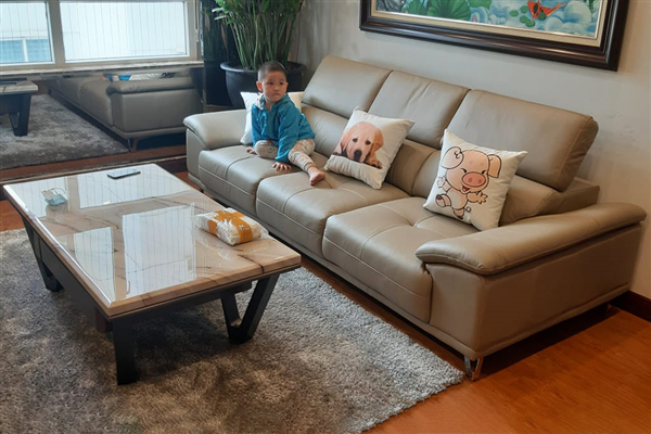 Anh Sinh ở Lạc Trung lựa chọn combo sofa da thật - bàn trà cho không gian phòng khách của gia đình