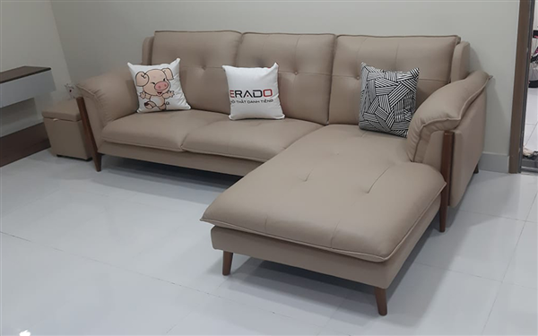 Bộ sofa góc bọc da Erado đặt vừa vặn trong phòng khách nhà anh Triều ở Hải Phòng