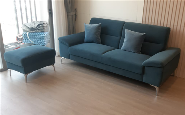 Sofa văng màu xanh lạ mắt trong phòng khách nhà anh Tuấn Anh ở Phạm Văn Đồng