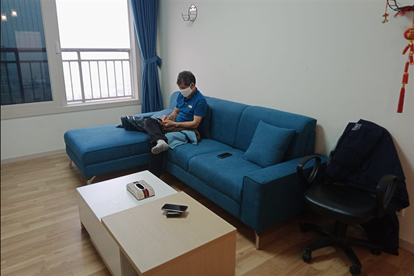 Ngắm phòng khách Đẹp - Độc - Lạ của anh Tuấn ở Hà Đông với bộ sofa vải hiện đại từ ERADO