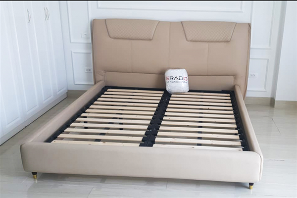Anh Tùng ở Nguyễn Đức Cảnh vừa nhận bàn giao mẫu giường ngủ da thế hệ mới từ nội thất ERADO