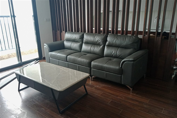 Anh Việt ở Nguyễn Xiển vừa chọn combo sofa da thật và bàn trà mặt đá ERADO cho phòng khách nhà mình