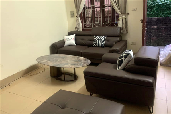 Bộ Sofa tối màu ERADO tại phòng khách nhà anh Chung - Thuỵ Phương