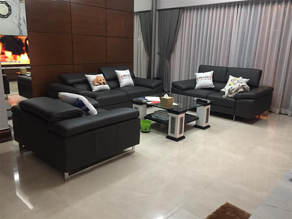 Phòng khách hiện đại bậc nhất của chị Nga với bộ sofa da thât Malaysia của nội thất ERADO