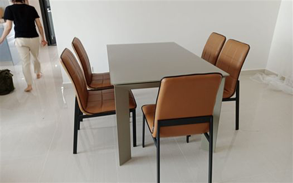 Bộ bàn ăn mặt kính 6 ghế bọc da hoàn toàn phù hợp với phòng ăn nhà chị Nhung ở Smart City