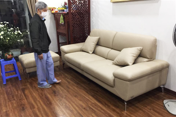 Chị Hòa ở An Bình đã rất hài lòng khi nhận sản phẩm sofa da hạng sang ERADO cho căn hộ nhỏ gia đình