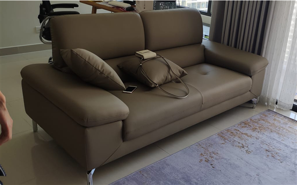 Sofa văng bọc da nhỏ gọn sang trọng trong phòng khách nhà chị Nguyên ở Vinsmart city