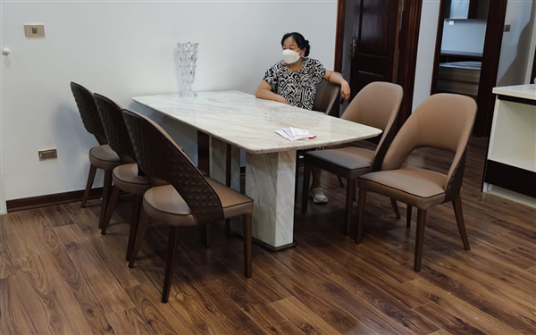 Phòng ăn nhà chị Vân Anh ở Mỹ Đình thêm sang trọng với mẫu bàn ăn mặt đá 6 ghế da Erado