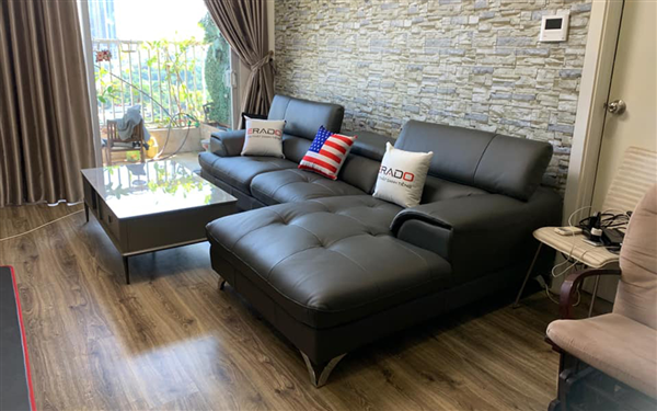 Bộ sofa góc bọc da Erado nhập khẩu đặt vừa vặn trong phòng khách nhà chị Yến ở Ecolife Tố Hữu