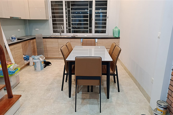 Chị Dung đã chọn bộ bàn ăn mặt kính temper siêu bền cho phòng bếp nhà mình