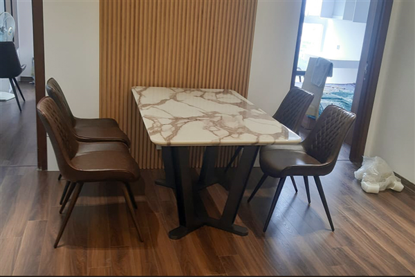 Bộ bàn ăn 4 ghế mặt đá be vàng nổi bật trong không gian bếp nhà Chị Hà ở Ngoại Giao đoàn