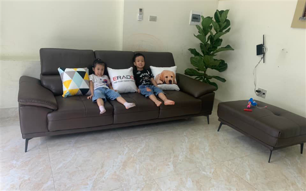 Gia đình chị Hiền ở Hải Phòng thoải mái tận hưởng bên bộ sofa Erado bọc da cao cấp