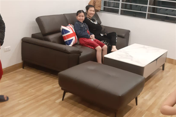 Trải nghiệm không gian phòng khách nhà chị Hiền ở Nguyễn Khoái với mẫu sofa bọc da cao cấp nhập khẩu
