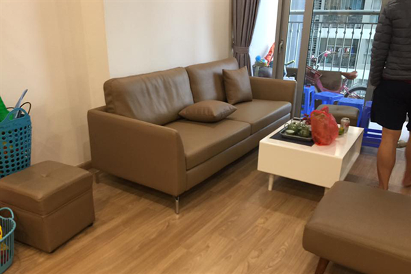 Bộ sofa bọc da nâu cao cấp Erado nổi bật trong phòng khách nhà chị Hoa ở Vinhome