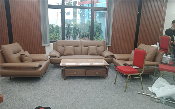 Nét sang trọng, hiện đại toát lên từ bộ sofa Erado của văn phòng chị Hồng ở Vũ Văn Cẩn