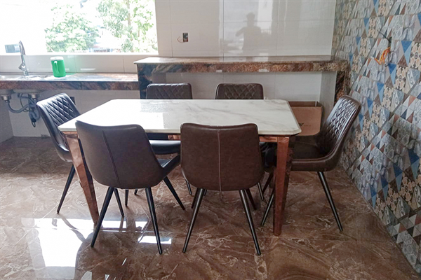 Chị Khuyên ở Bắc Kạn đã lựa chọn bộ bàn ăn mặt đá Marble để trang hoàng không gian bếp sang trọng