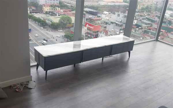 Chị My ở Phạm Văn Đồng lựa chọn bộ bàn kệ mặt đá cao cấp Erado để hoàn thiện phòng khách hiện đại