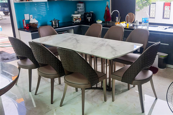 Bộ bàn ăn mặt đá 8 ghế đã được chị Nga lựa chọn cho phòng bếp nhà mình