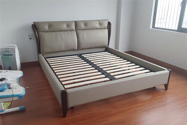 Mẫu giường ngủ Erado bọc da hạng sang thiết kế hiện đại của nhà chị Nhung ở Hải Dương