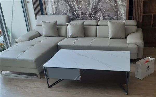 Chị Thắm ở Hàm Nghi đã sở hữu bộ sofa góc bọc da cao cấp cùng bàn trà mặt đá Erado