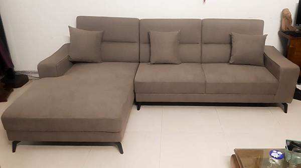 Chị Thảo nhận bàn giao bộ Sofa vải từ Thương hiệu Nội thất Erado