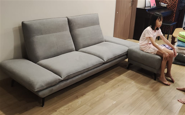 Mẫu sofa vải màu xám ghi nhập khẩu Erado vừa vặn với không gian phòng khách nhà chị Trâm ở Hàm Nghi