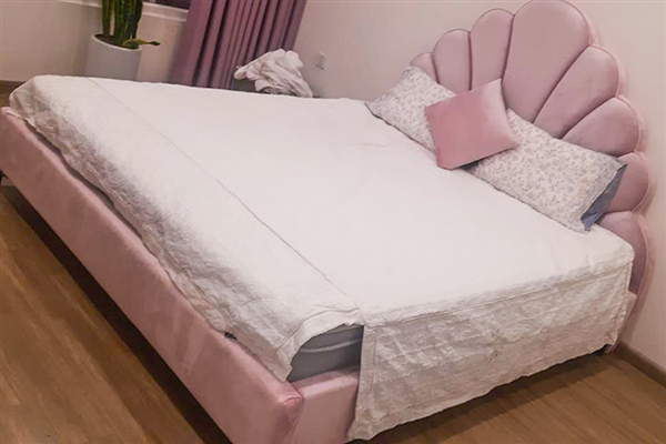 Giường ngủ vỏ sò hồng độc đáo của chị Trang ở Vinhome Smart City