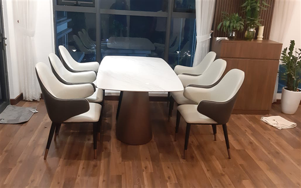 Bộ bàn ăn mặt đá kèm 6 ghế bọc da nổi bật trong phòng ăn nhà chị Vân ở Hồ Tùng Mậu