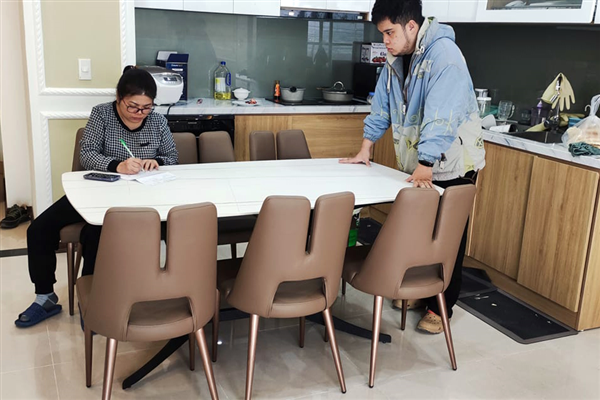 Bộ bàn ăn đá phiến xứng tầm không gian tại nhà chị Vân Anh ở Hà Nội