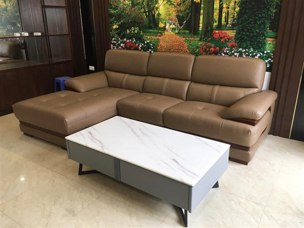 Chú Cường ở Goldsilk đã chọn sofa da phối gỗ tại ERADO và bàn trà mặt đá phiến siêu bền của ERADO