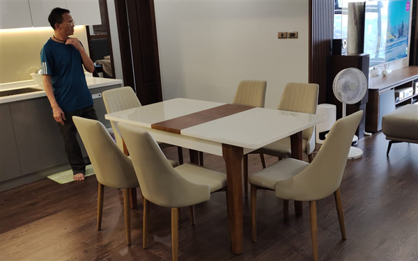Chú Quý ở Võ Chí Công lựa chọn bộ bàn ghế ăn mặt kính Erado để hoàn thiện phòng bếp đẹp