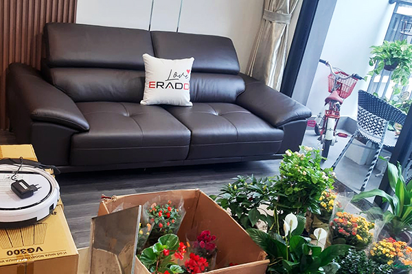 Sofa văng da thật Erado là giải pháp lý tưởng cho phòng khách chung cư của chú Toàn ở Gia Lâm