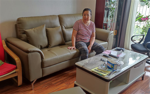Phòng khách tiện nghi, sang trọng với bộ sofa bọc da Erado nhà cô Yến ở Vĩnh Hưng