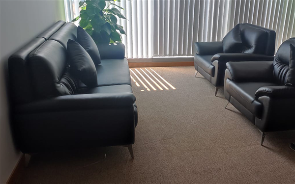 Bộ sofa bọc da Erado đã mang lại sự sang trọng, lịch sự đến với phòng khách của công ty KVS