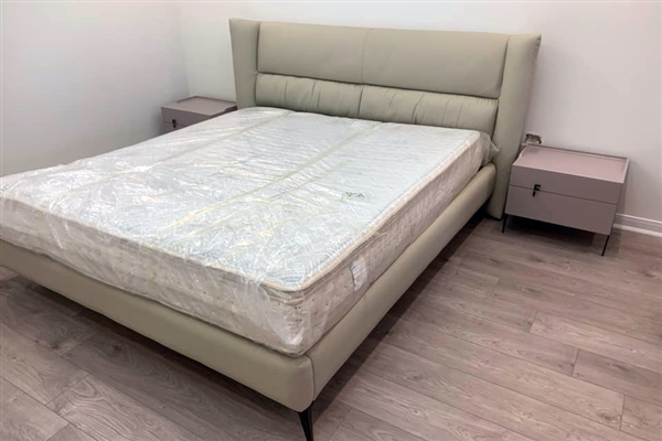 Trang hoàng phòng ngủ mới của vợ chồng anh Trung bằng Giường ngủ da và tủ đầu giường ERADO