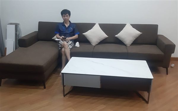 Phòng khách tiện nghi, sang trọng cùng bộ sofa bọc da hạng sang kèm bàn trà nhà chị Dung ở Xuân Thủy